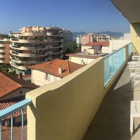 Les Pins Parasols Apartment