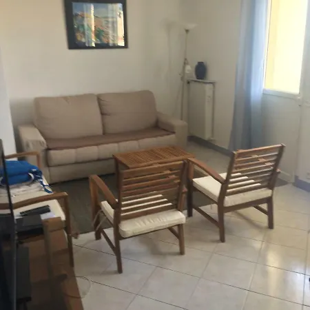 Les Pins Parasols Apartment *